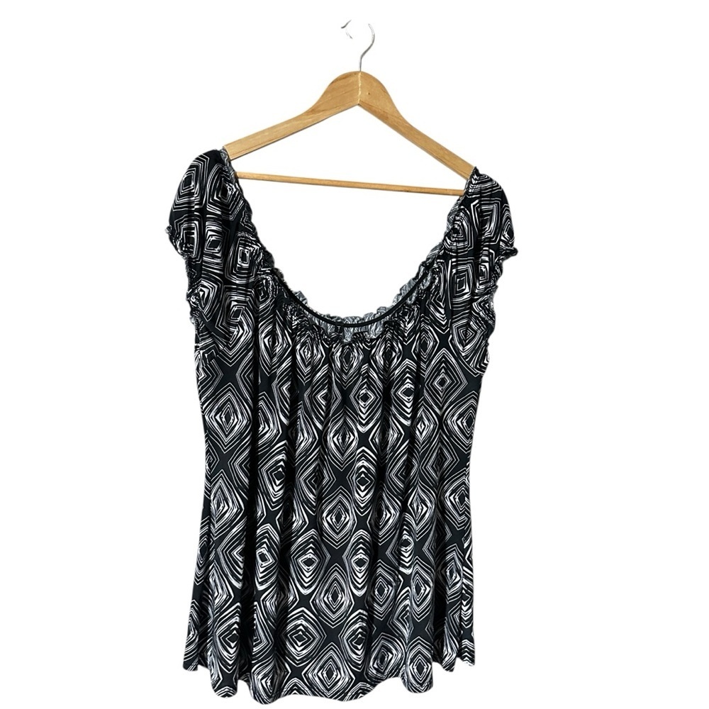 Tiffany & Grey Women’s Top Black White Geometric Print Ruffle Neck Pre-Owned